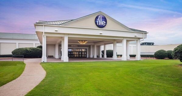 A hotel entrance with a covered area, a sign reading "Casino Entrance," and a well-maintained lawn. - Isle Casino Hotel Lula Hotel & Casino - A Caesars Rewards Destination (Lula)