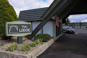 Property entrance - Tiki Lodge (Spokane)