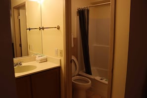 Combined shower/bathtub, deep-soaking bathtub, free toiletries, towels