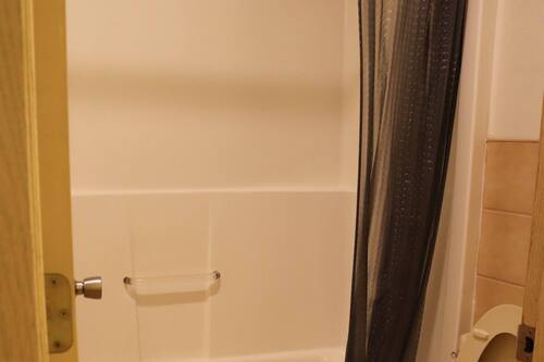 Standard Room, 1 Queen Bed | Bathroom