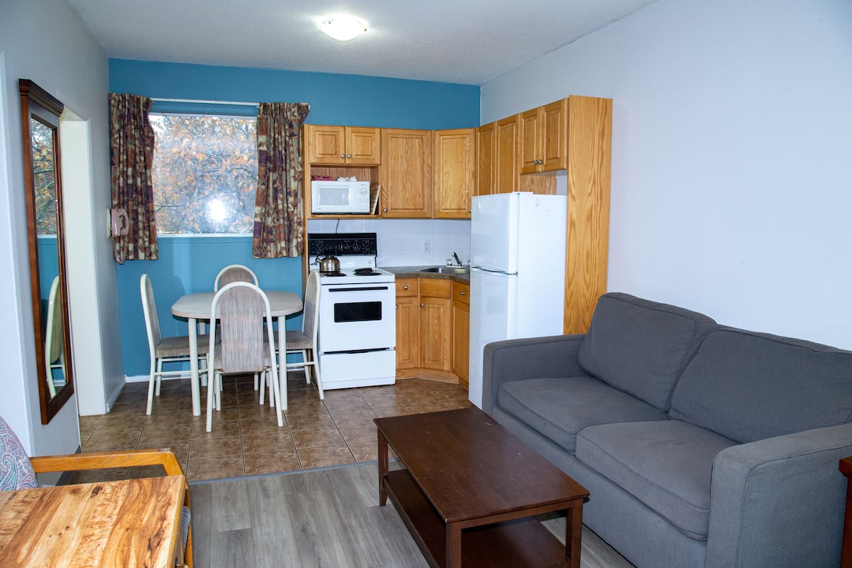 Suite, 2 camas matrimoniales, cocina | 2 habitaciones, ropa de cama hipoalergénica y insonorización