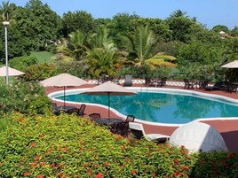 สระว่ายน้ำกลางแจ้ง