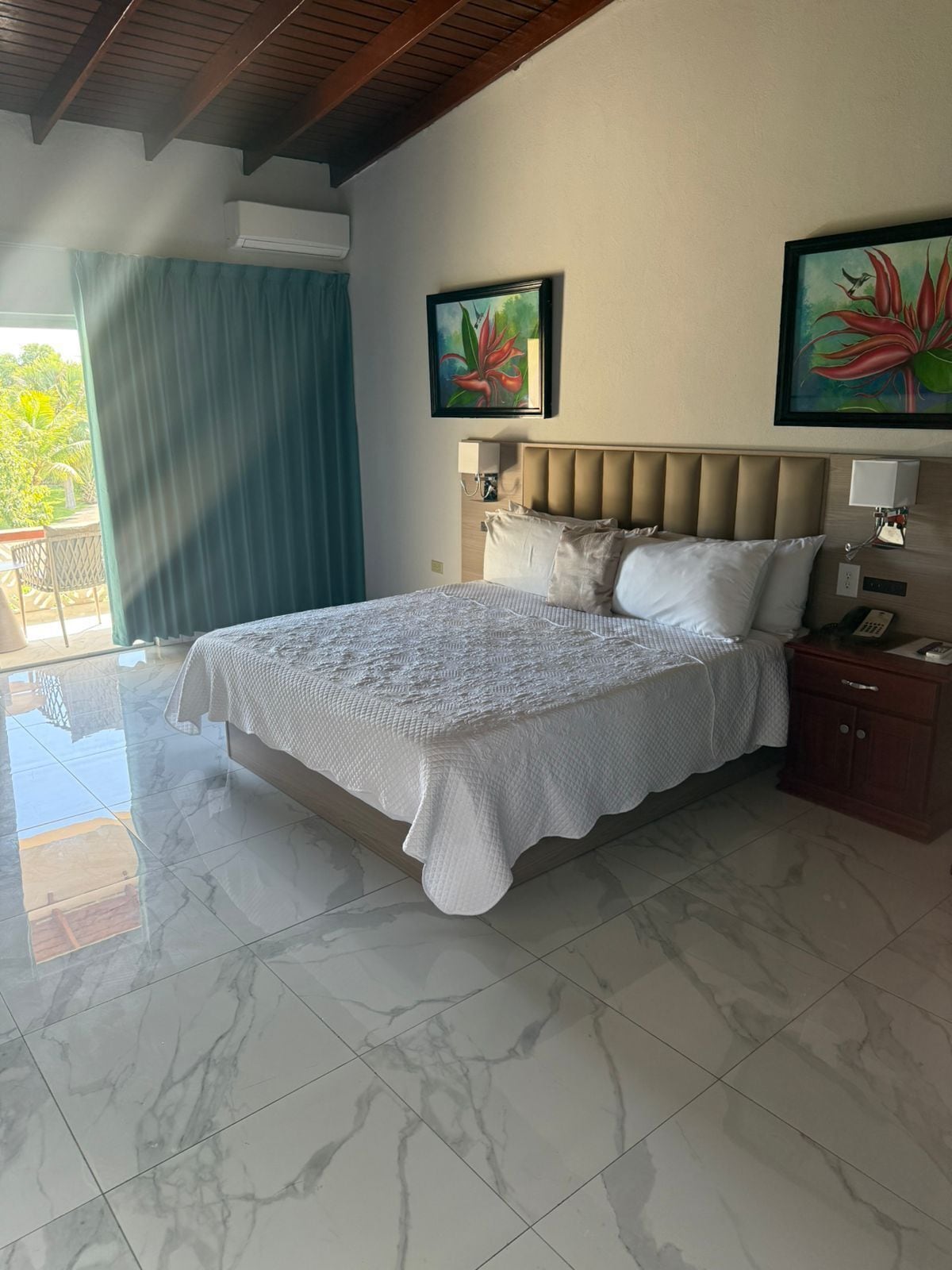 Ameublement personnalisé, bureau, fer et planche à repasser