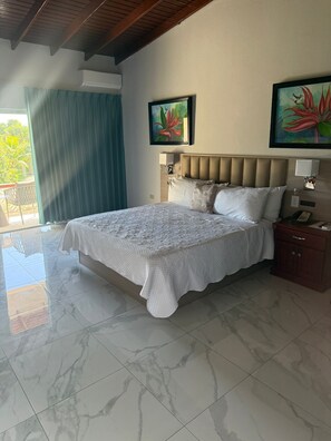 Muebles diferentes, escritorio y tabla de planchar con plancha 