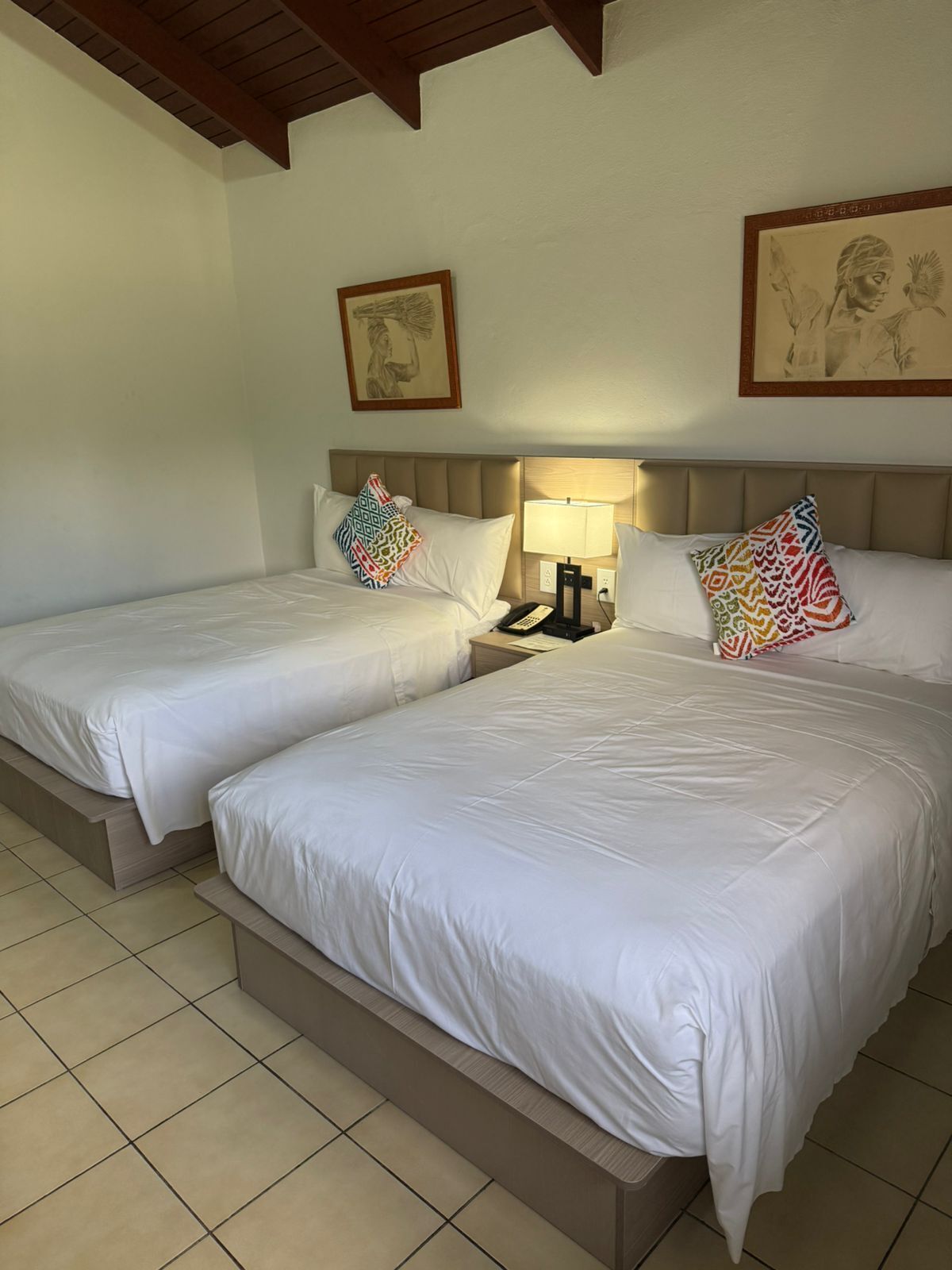 Studio suite | Individueel gemeubileerd, een bureau, een strijkplank/strijkijzer