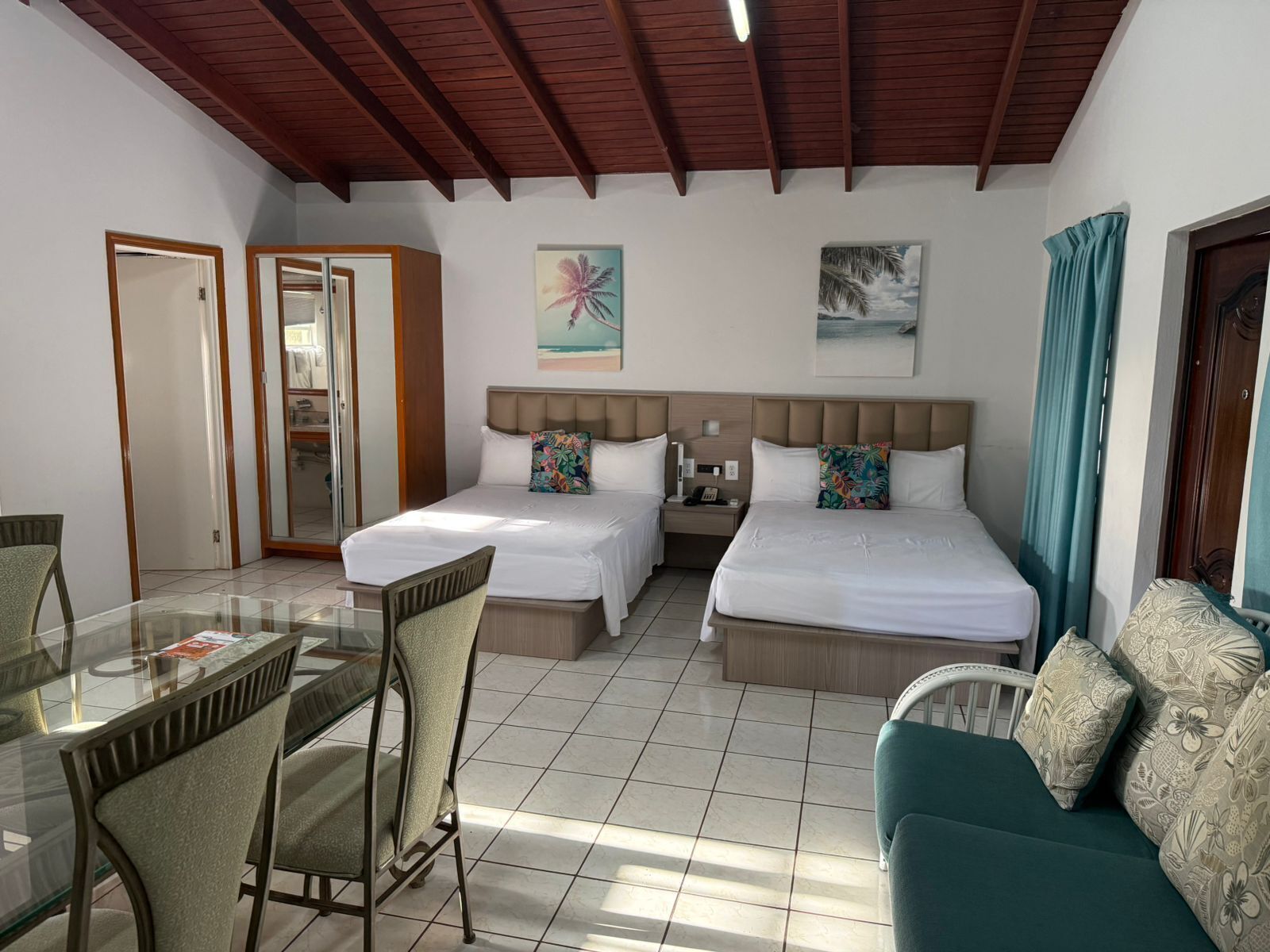 Studio | Individueel gemeubileerd, een bureau, een strijkplank/strijkijzer