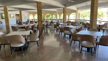 Melayani sarapan, makan siang, dan makan malam