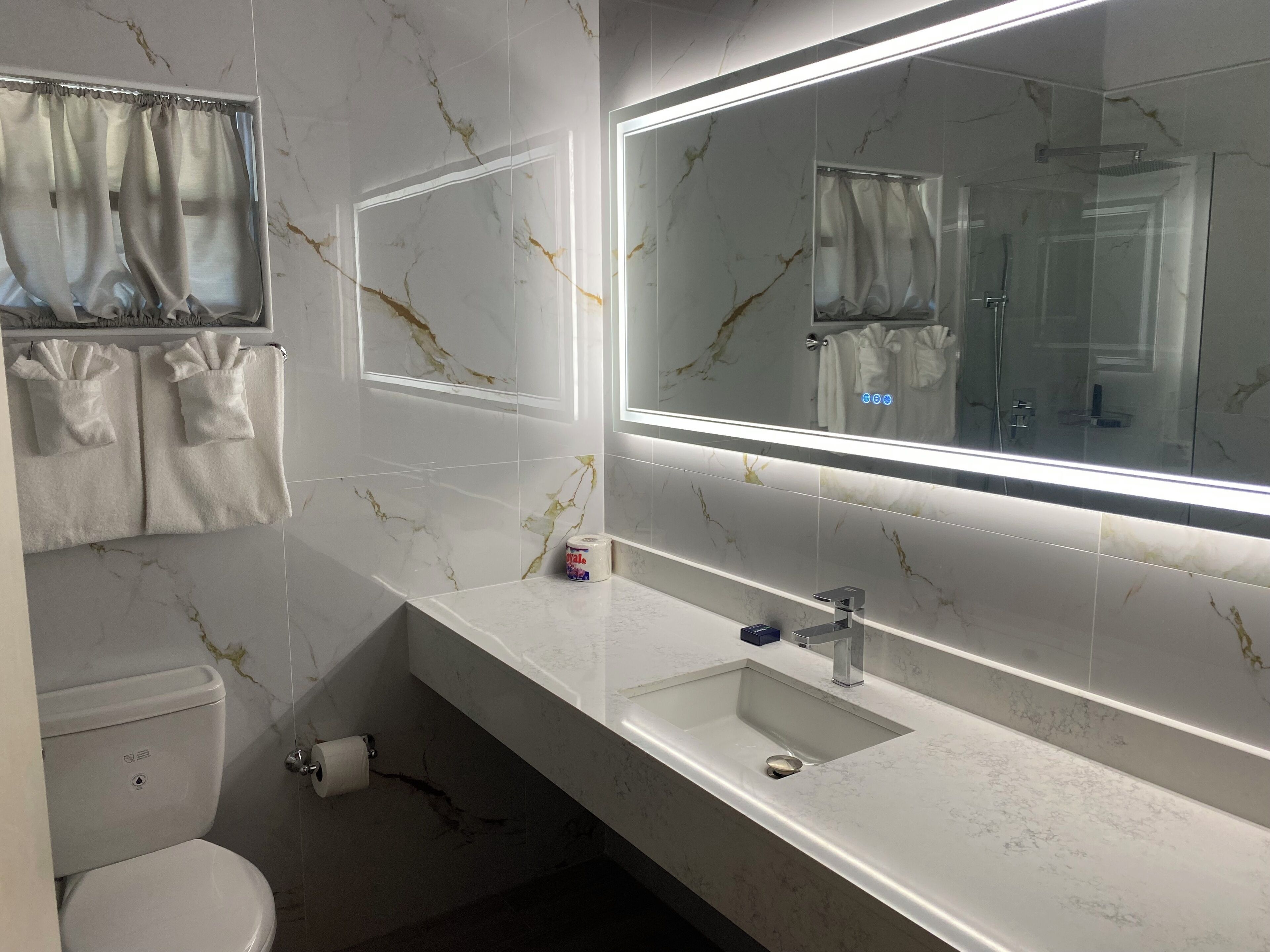 Ducha, artículos de tocador gratuitos, secador de pelo, toallas