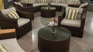 Lobby lounge