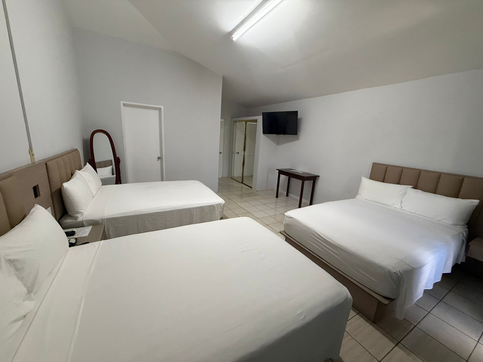 Double Room with Joint Kitchen and Living Room | Individualmente mobiliados, escrivaninha, ferros/tábuas de passar roupa