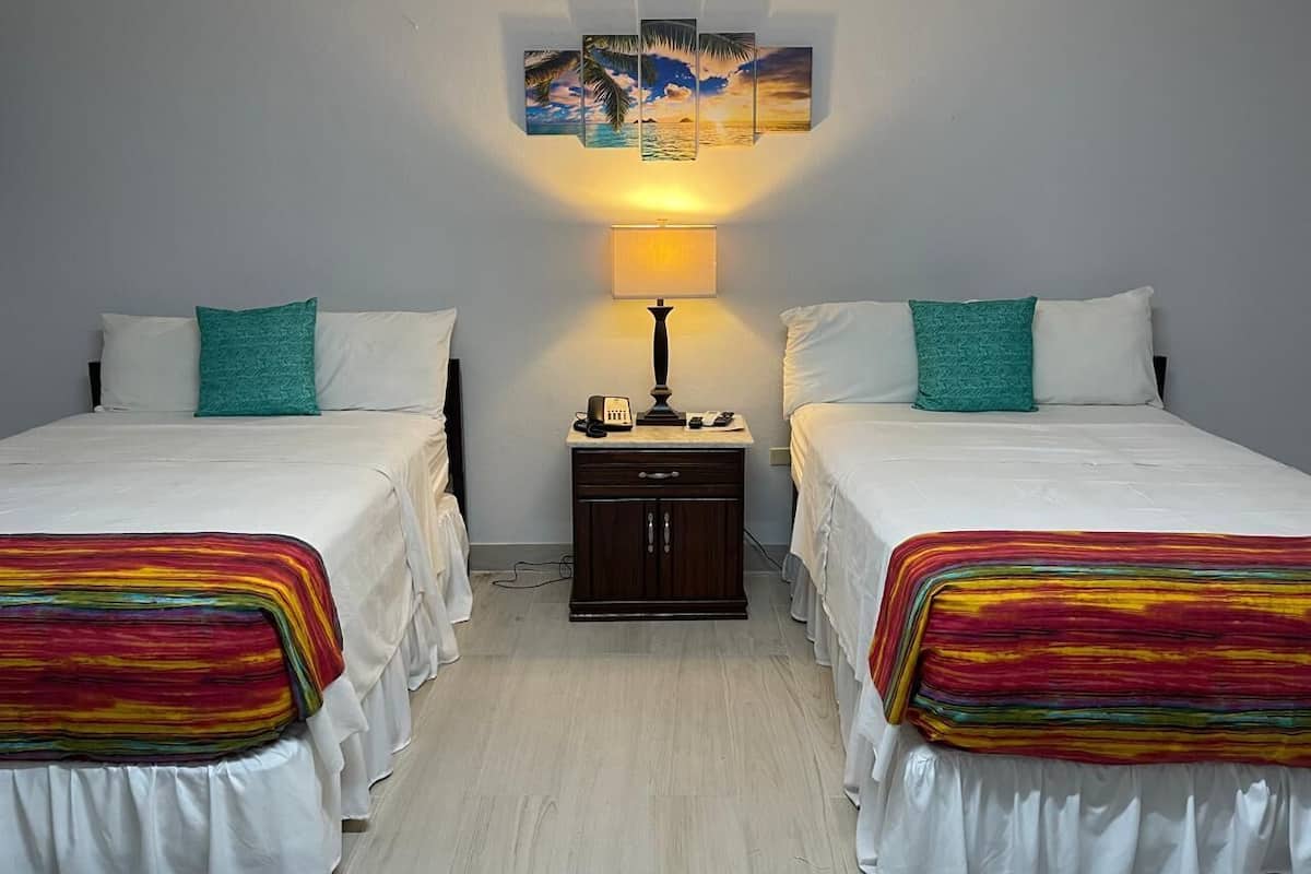 One Bedroom with Full Kitchen | Individueel gemeubileerd, een bureau, een strijkplank/strijkijzer