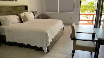 One Bedroom with Full Kitchen | Ameublement personnalisé, bureau, fer et planche à repasser