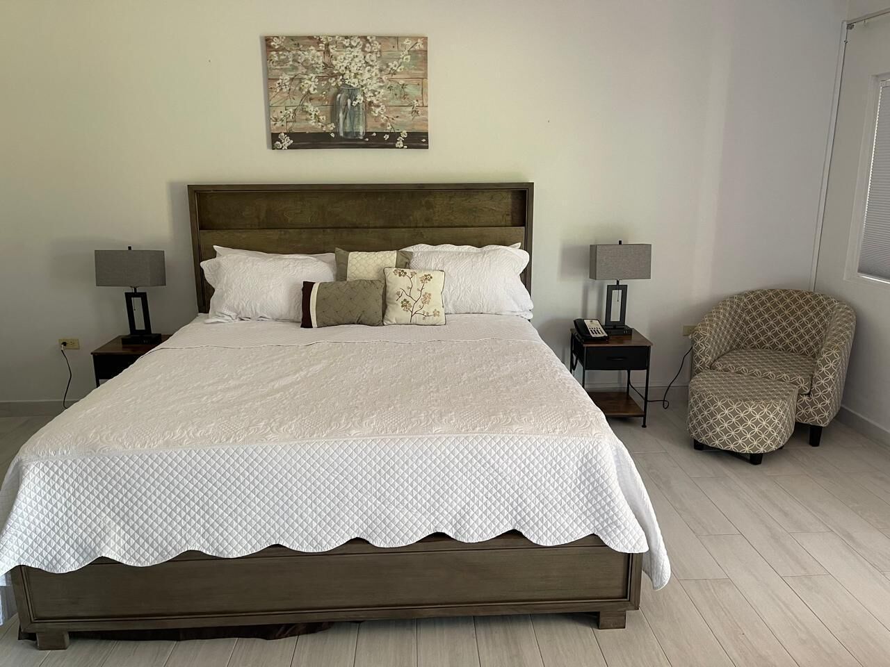 Muebles diferentes, escritorio y tabla de planchar con plancha 