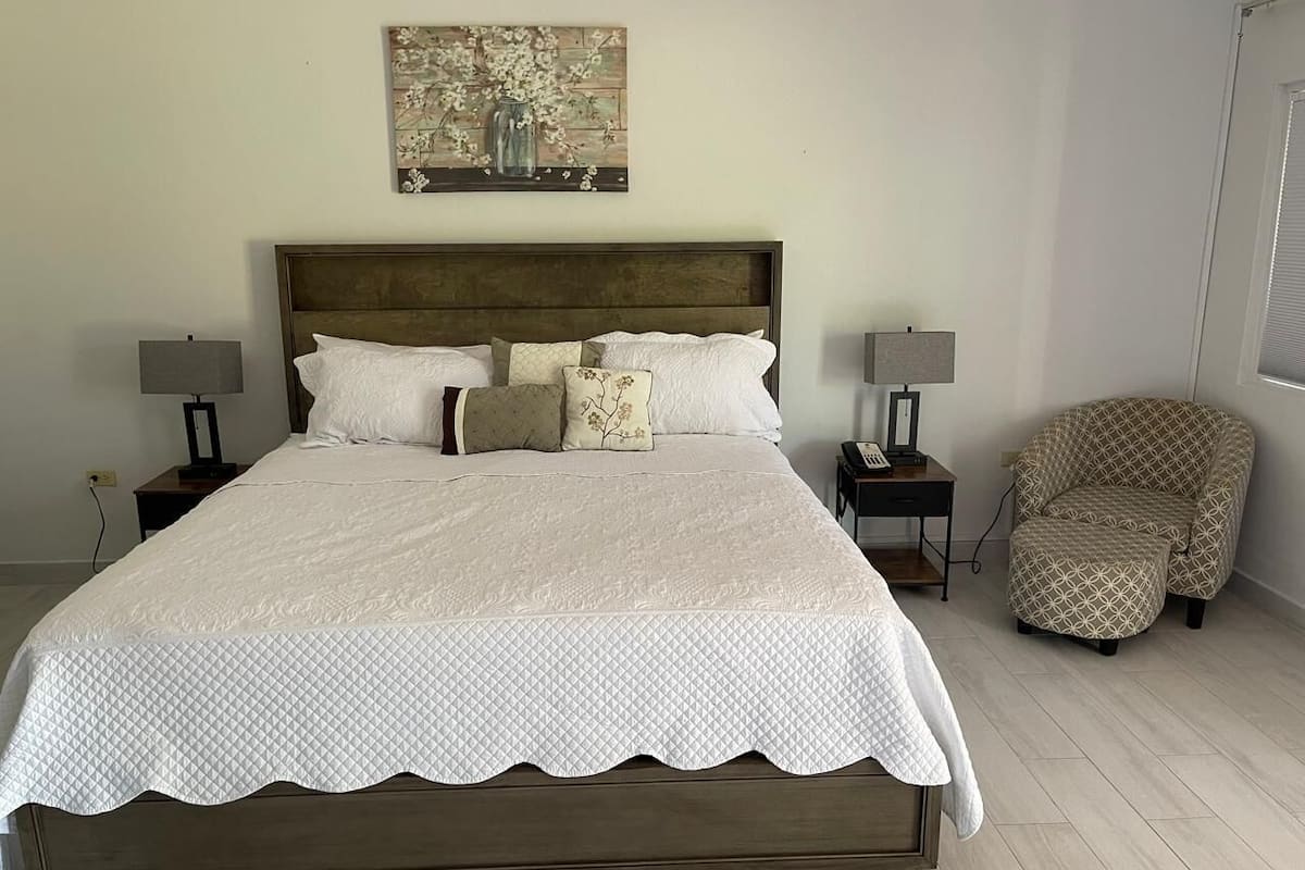 Mobiliari individual, escriptori i planxa i posts de planxar