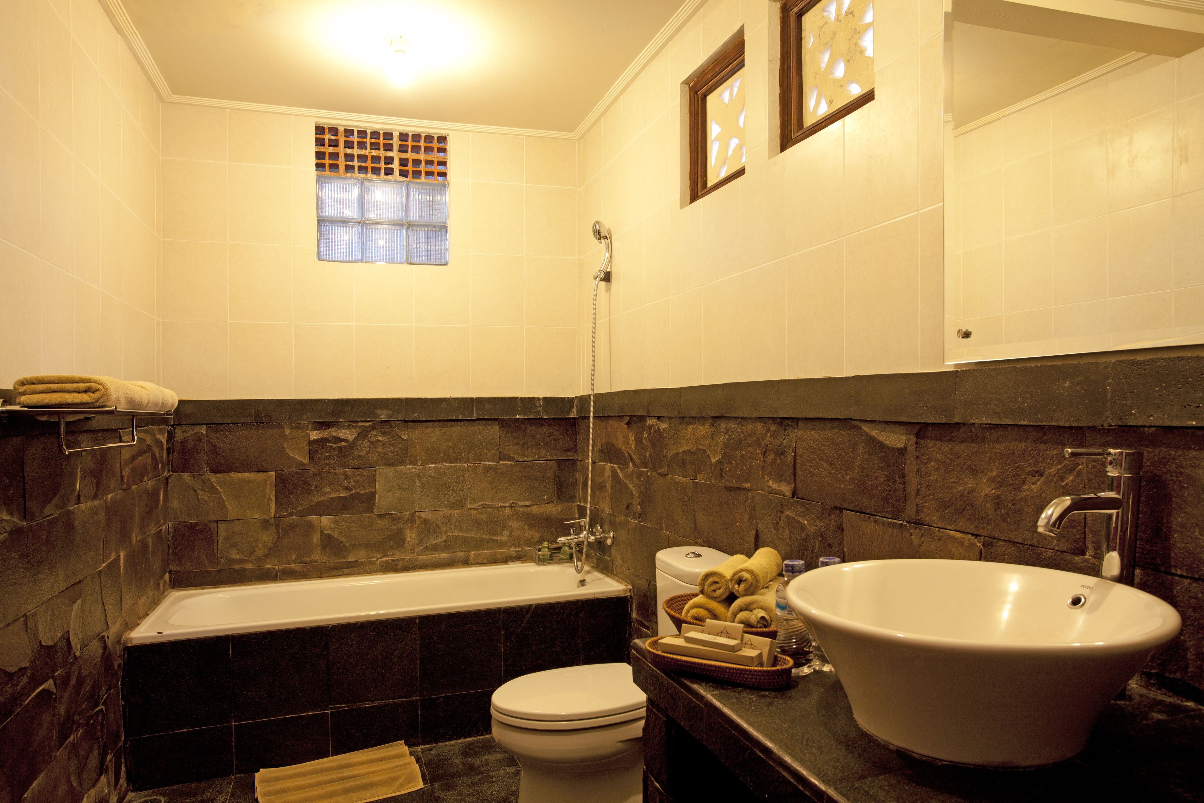 standard room | bathroom | combined shower/bathtub, free toiletries, hair dryer, slippers
