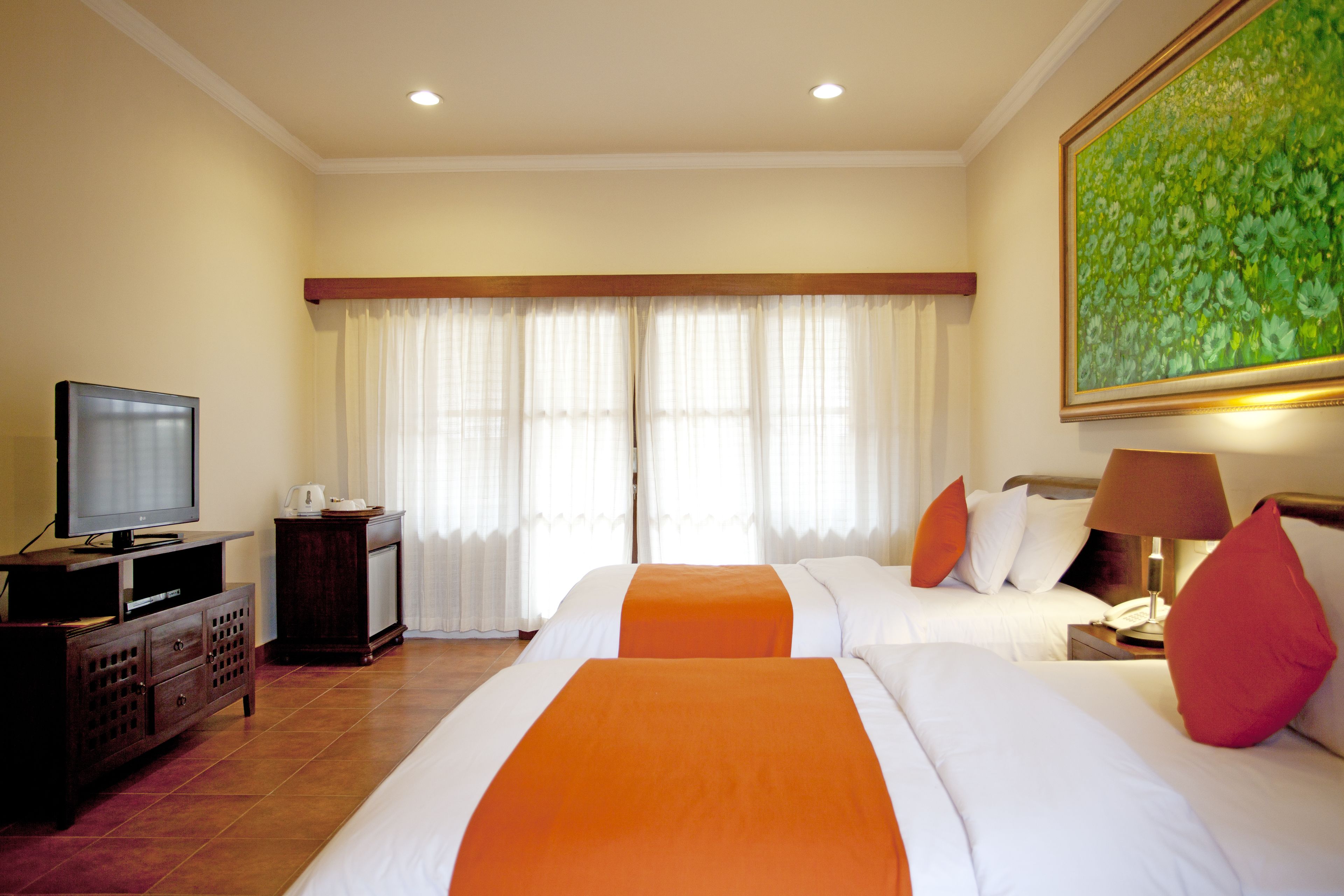 standard room | minibar, in-room safe, desk, rollaway beds