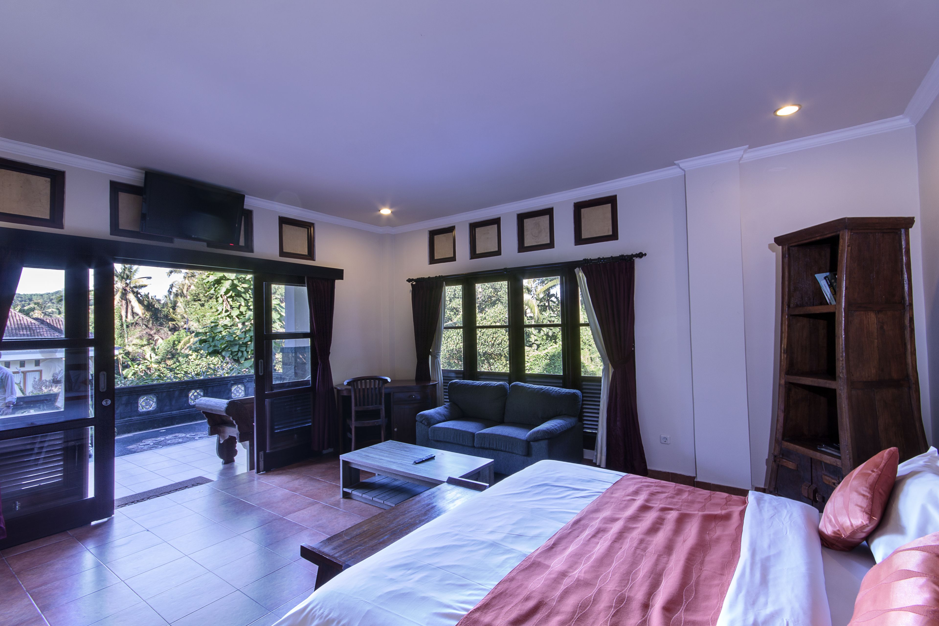 studio | minibar, in-room safe, desk, rollaway beds