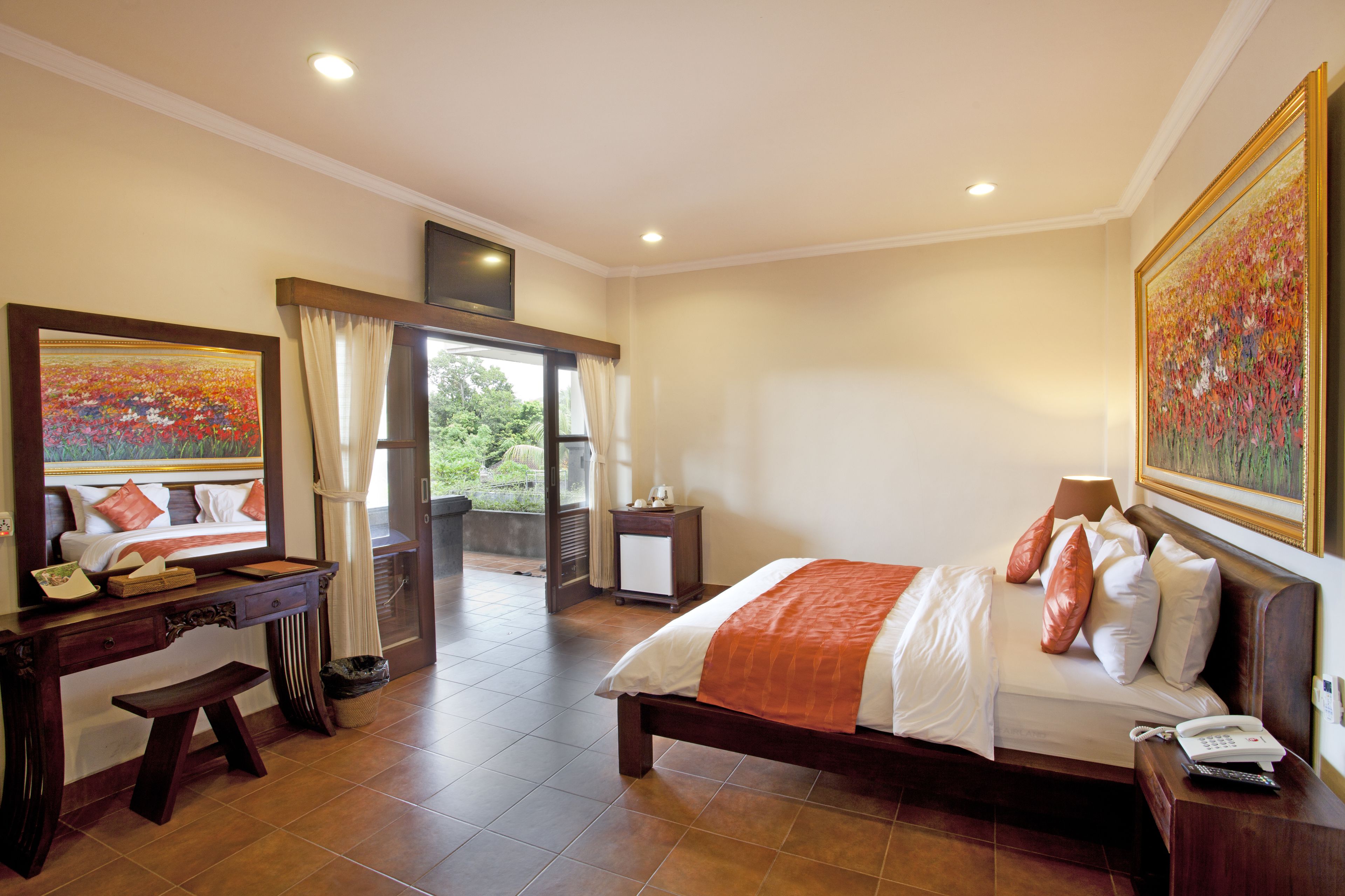 standard room | minibar, in-room safe, desk, rollaway beds