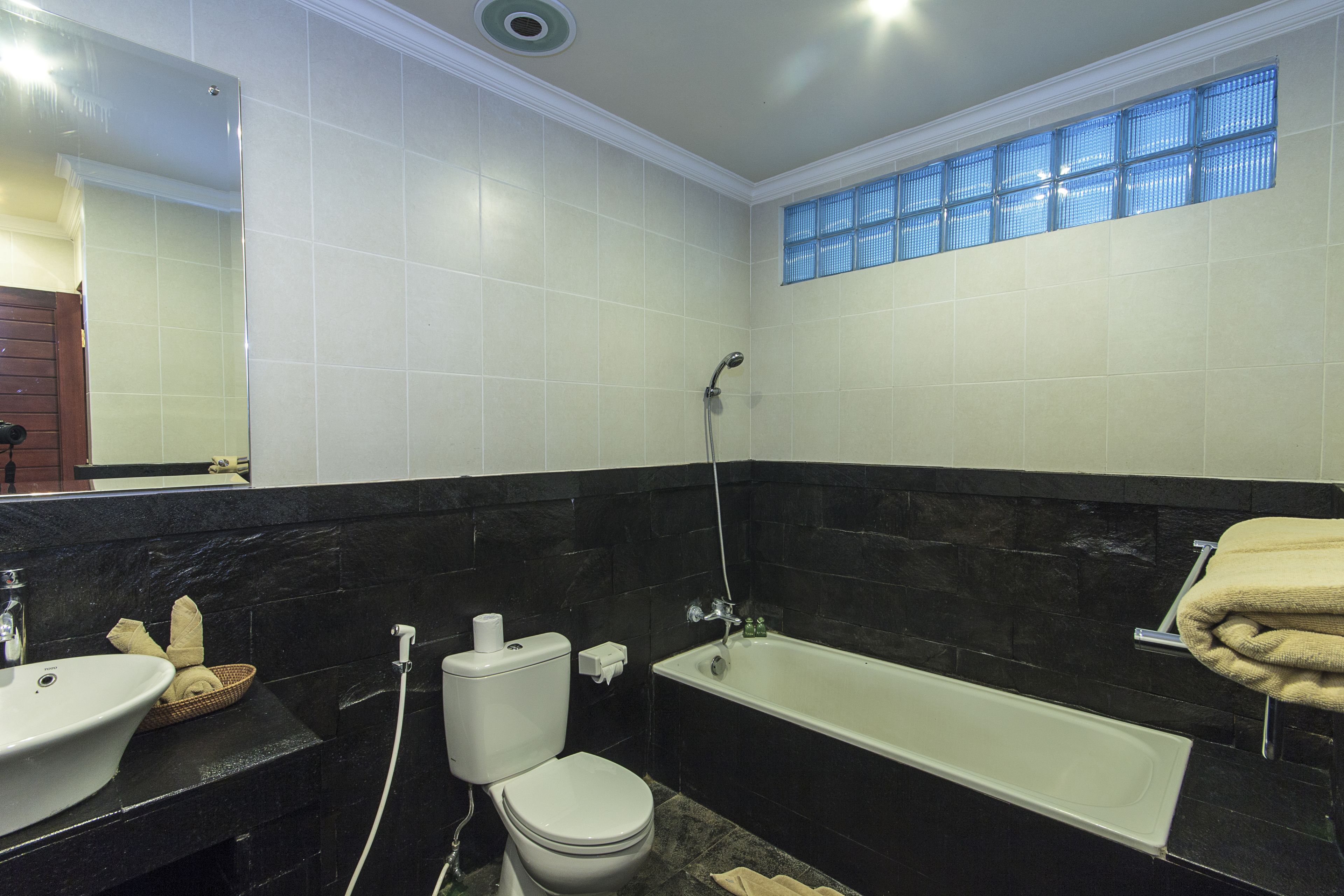 deluxe room | bathroom | combined shower/bathtub, free toiletries, hair dryer, slippers