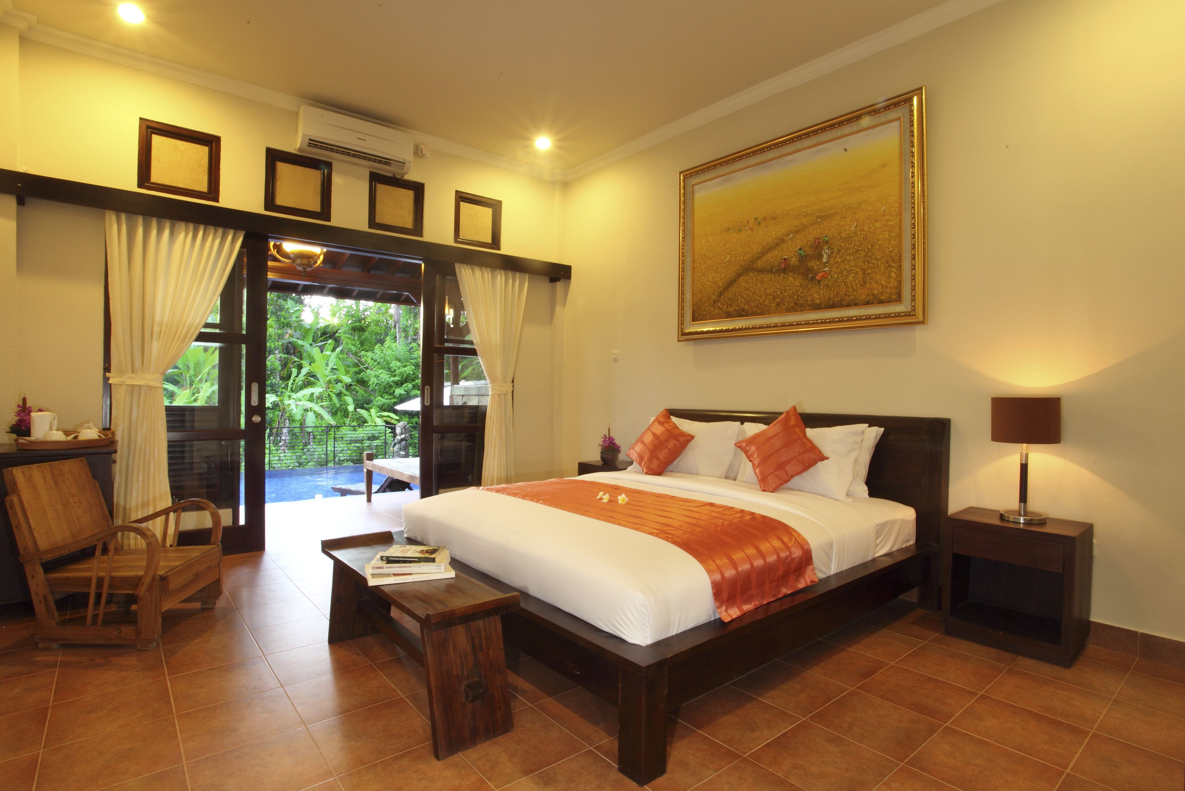 deluxe room | living area | tv