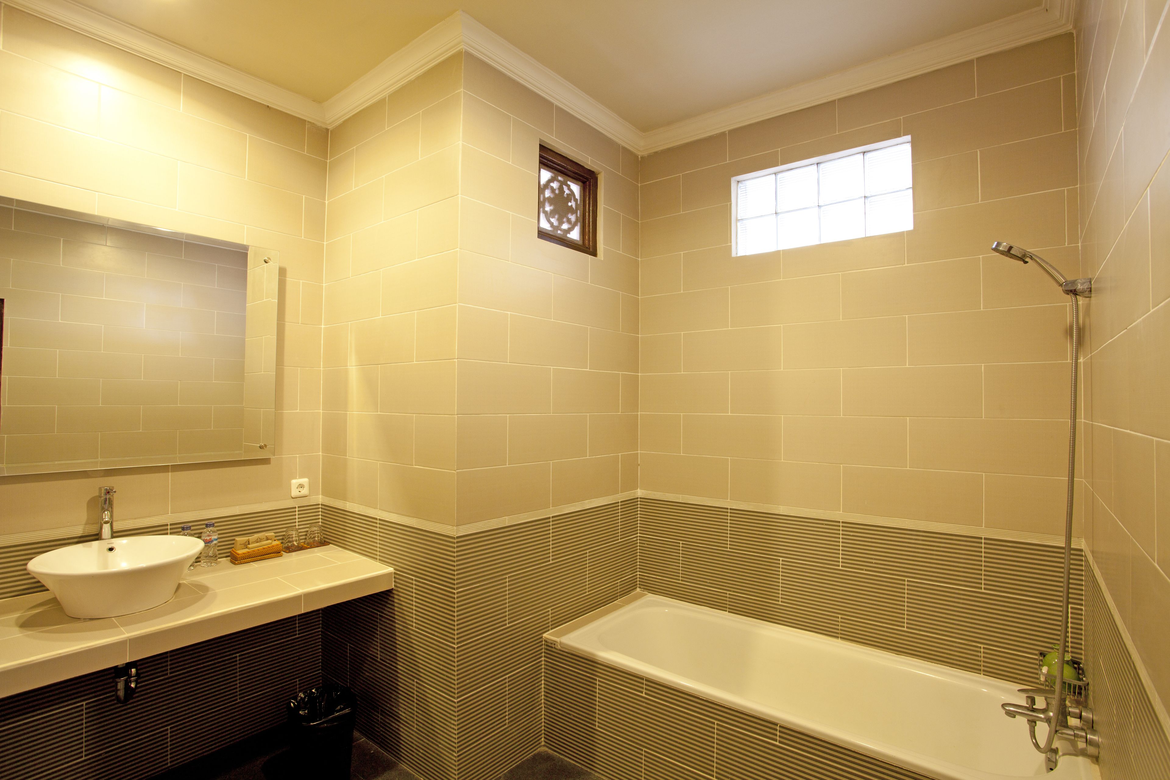 studio | bathroom | combined shower/bathtub, free toiletries, hair dryer, slippers