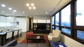 4-Bedroom Apartment with Kitchen:Extra person (over 6-year-old) will be charged upon check-in | 私人厨房 | 冰箱、微波炉、烤箱、炉灶