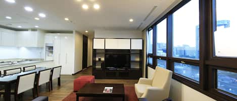 4-Bedroom Apartment with Kitchen:Extra person (over 6-year-old) will be charged upon check-in | Cocina privada | Refrigerador, microondas, horno y parrilla de estufa