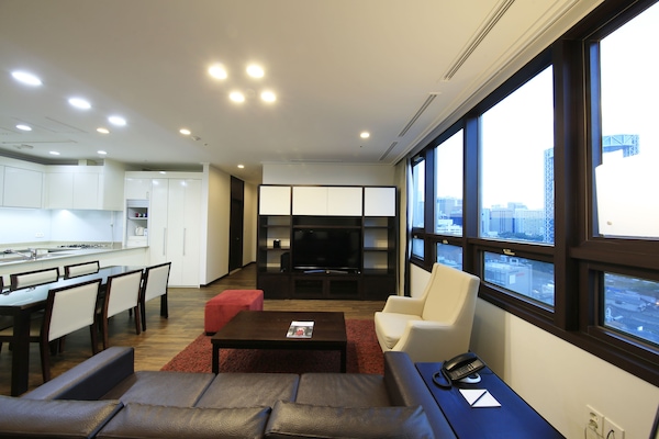 4-Bedroom Apartment with Kitchen:Extra person (over 6-year-old) will be charged upon check-in | 専用キッチン | 冷蔵庫、電子レンジ、オーブン、コンロ