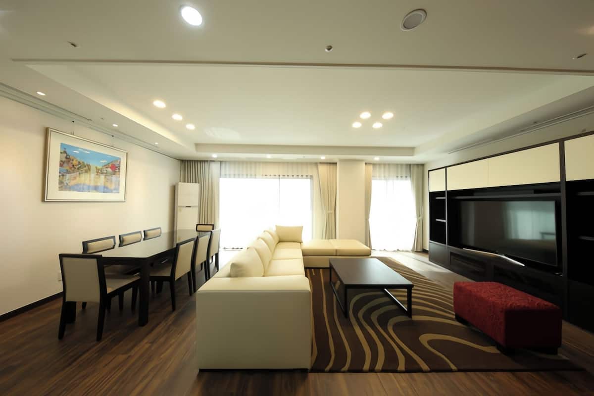 Penthouse (22nd floor city view) with 3 Bedrooms, 2 Bathrooms:Extra person (over 6yo) charge upon CI | Living area