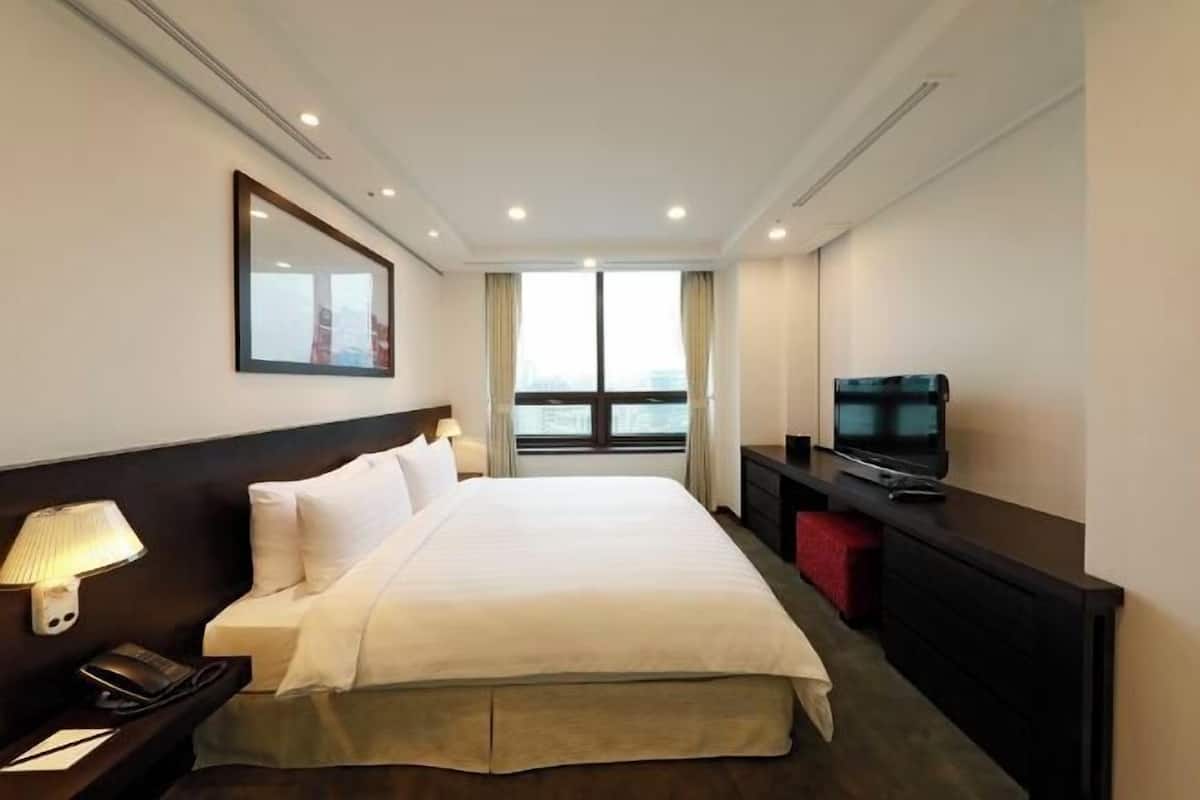 1 bedroom, in-room safe, soundproofing, free cots/infant beds