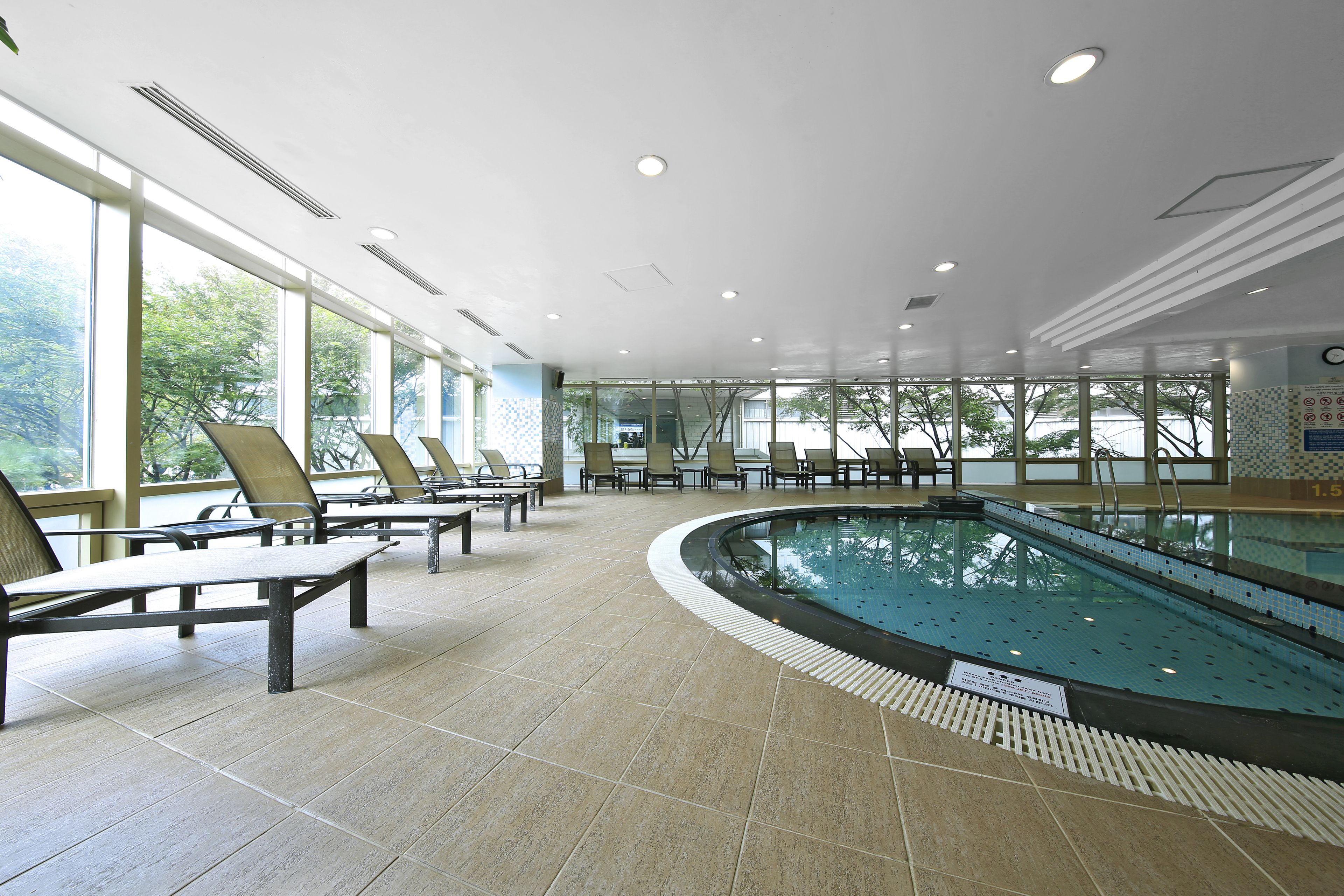 Una piscina cubierta