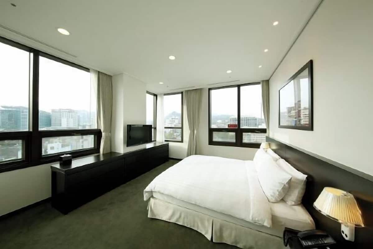 1 bedroom, in-room safe, soundproofing, free cots/infant beds