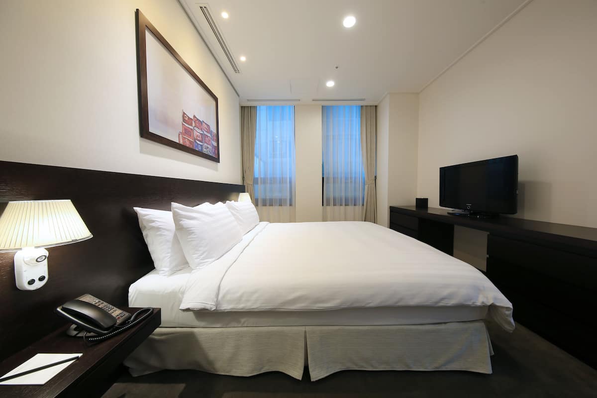 1 bedroom, in-room safe, soundproofing, free cots/infant beds