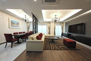 Luxury Penthouse (23F, city view) 3bedrooms, 2bathrooms. Additional person fee (over 6y) charge C/I | Living area | Flat-screen TV - Orakai Insadong Suites (Seoul)