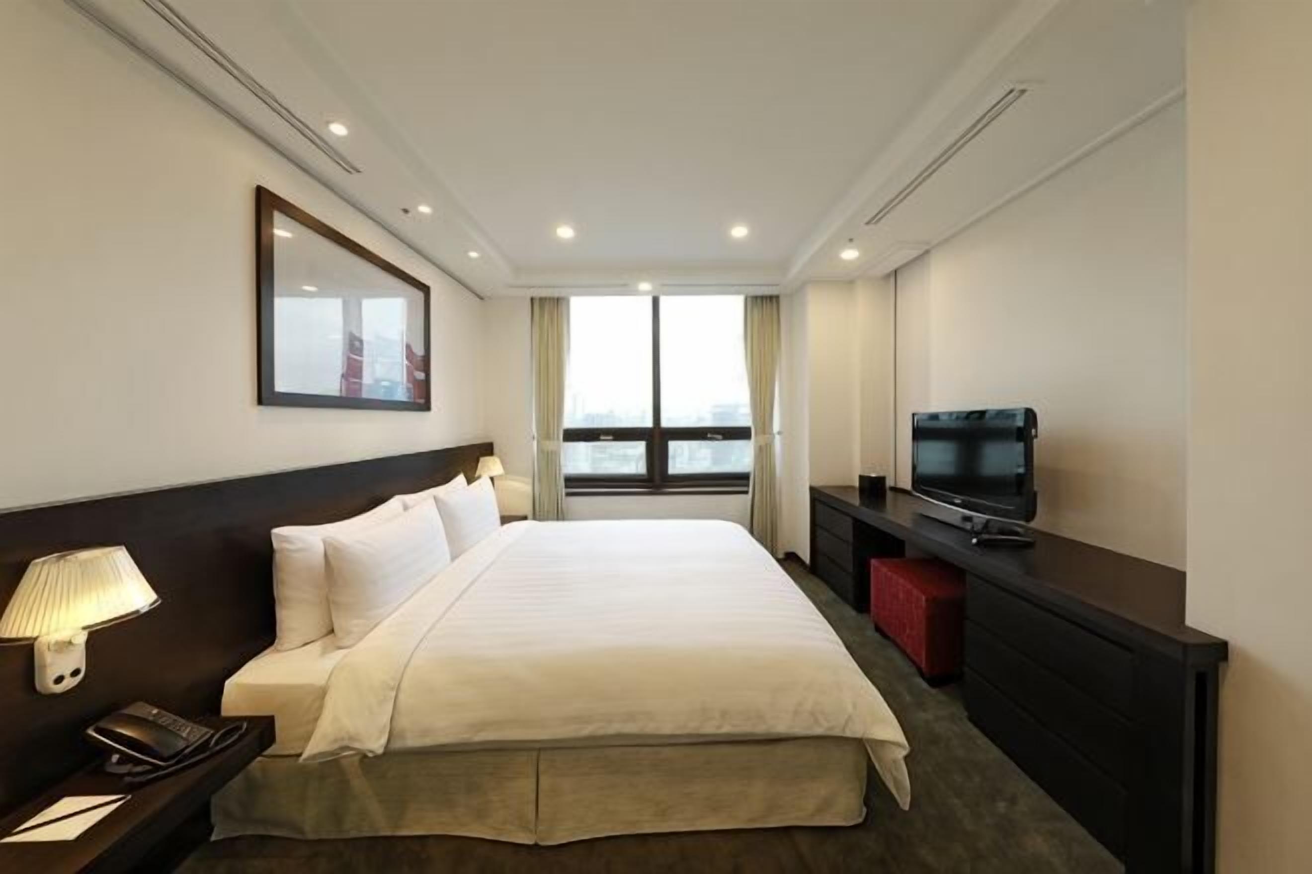 1 bedroom, in-room safe, soundproofing, free cots/infant beds