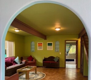 บ้านพัก, 1 ห้องนอน, ติดสวน (J-Low) | บริเวณนั่งเล่น | ทีวี 36 นิ้ว พร้อมช่องเคเบิล