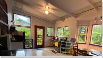 Rumah, 1 kamar tidur, area taman (J-Low) | Dapur pribadi | Lemari es, oven, kompor, dan peralatan masak/sendok-piring