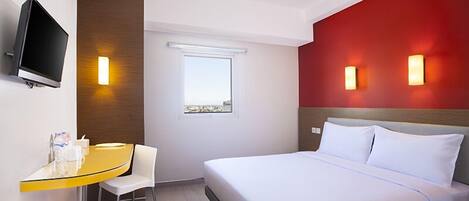 Smart Room Queen | Desk, free WiFi