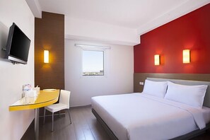 Smart Room Queen | Desk, free WiFi - Amaris Hotel Karawang (Karawang)