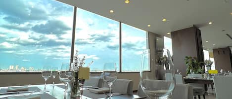 Serveert ontbijt, lunch en diner