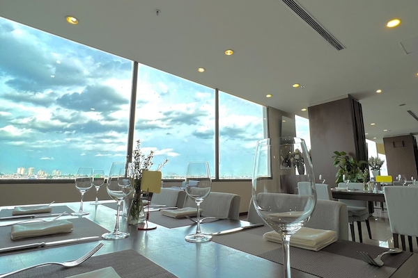 Serveert ontbijt, lunch en diner