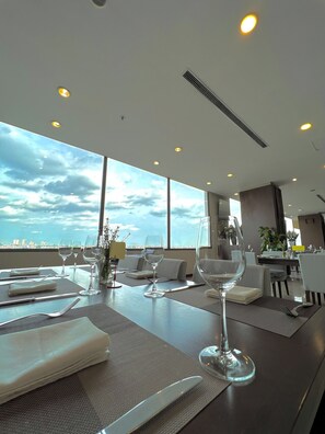 Breakfast, lunch and dinner served