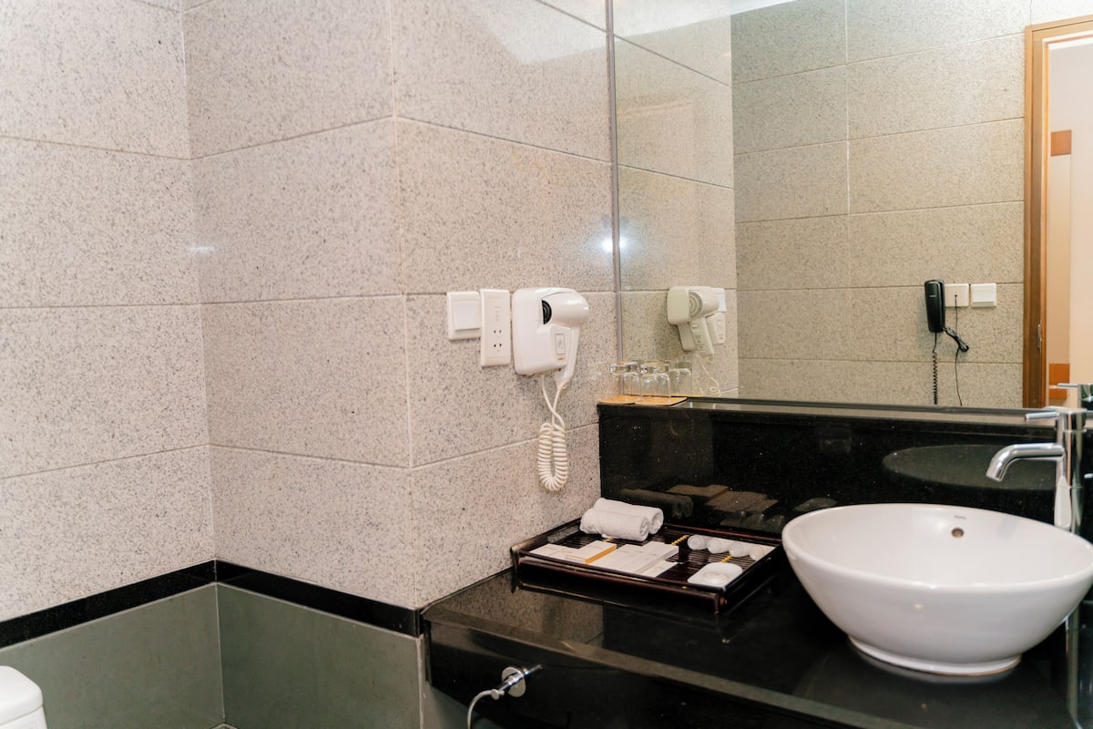 Deluxe Tek Büyük Yataklı Oda, 1 En Büyük (King) Boy Yatak, Şehir Manzaralı | Banyo | Saç kurutma makinesi, terlik, bide, havlu