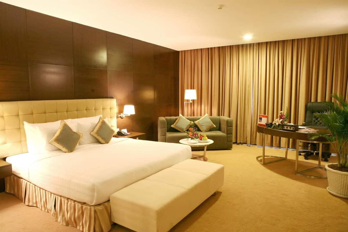 Minibar, in-room safe, individually decorated, individually furnished