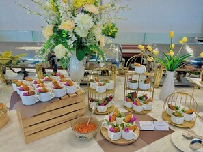 Phục vụ bữa sáng, bữa trưa và bữa tối