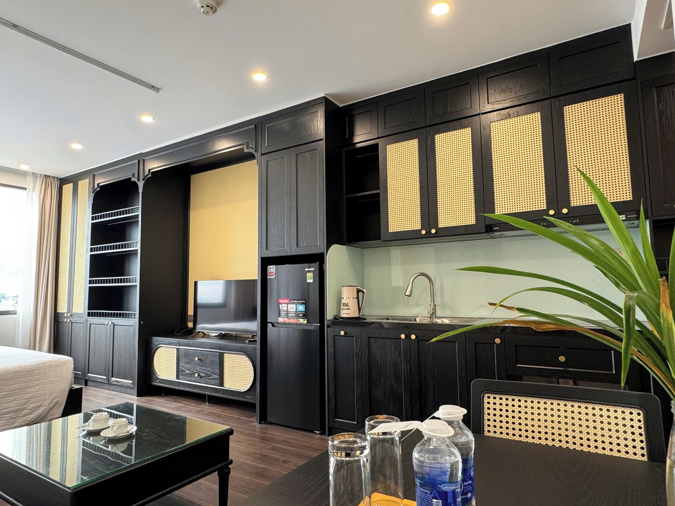 Minibar, caja de seguridad en la habitación y decoración personalizada 