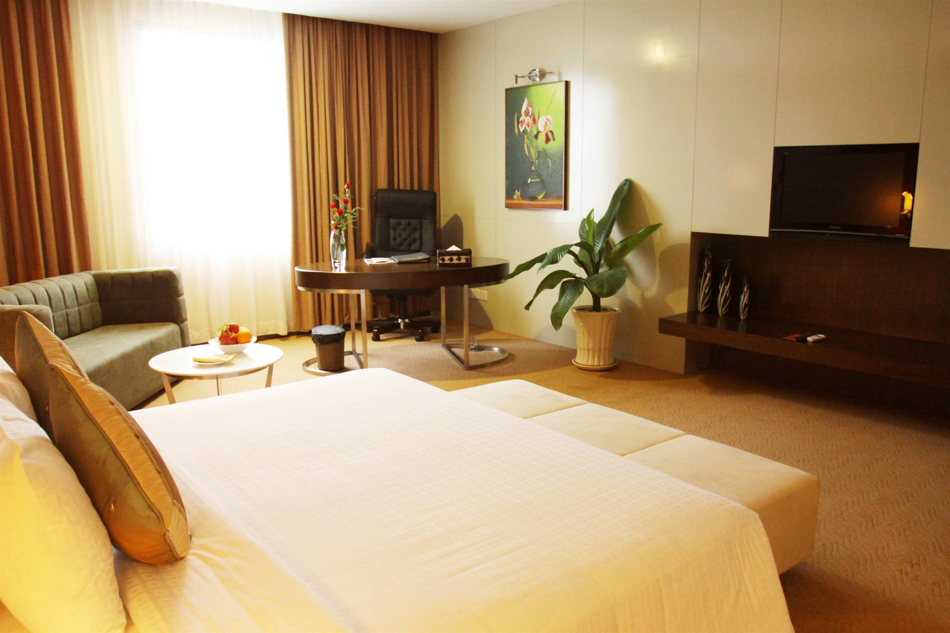 studio | 1 bedroom, minibar, in-room safe, desk