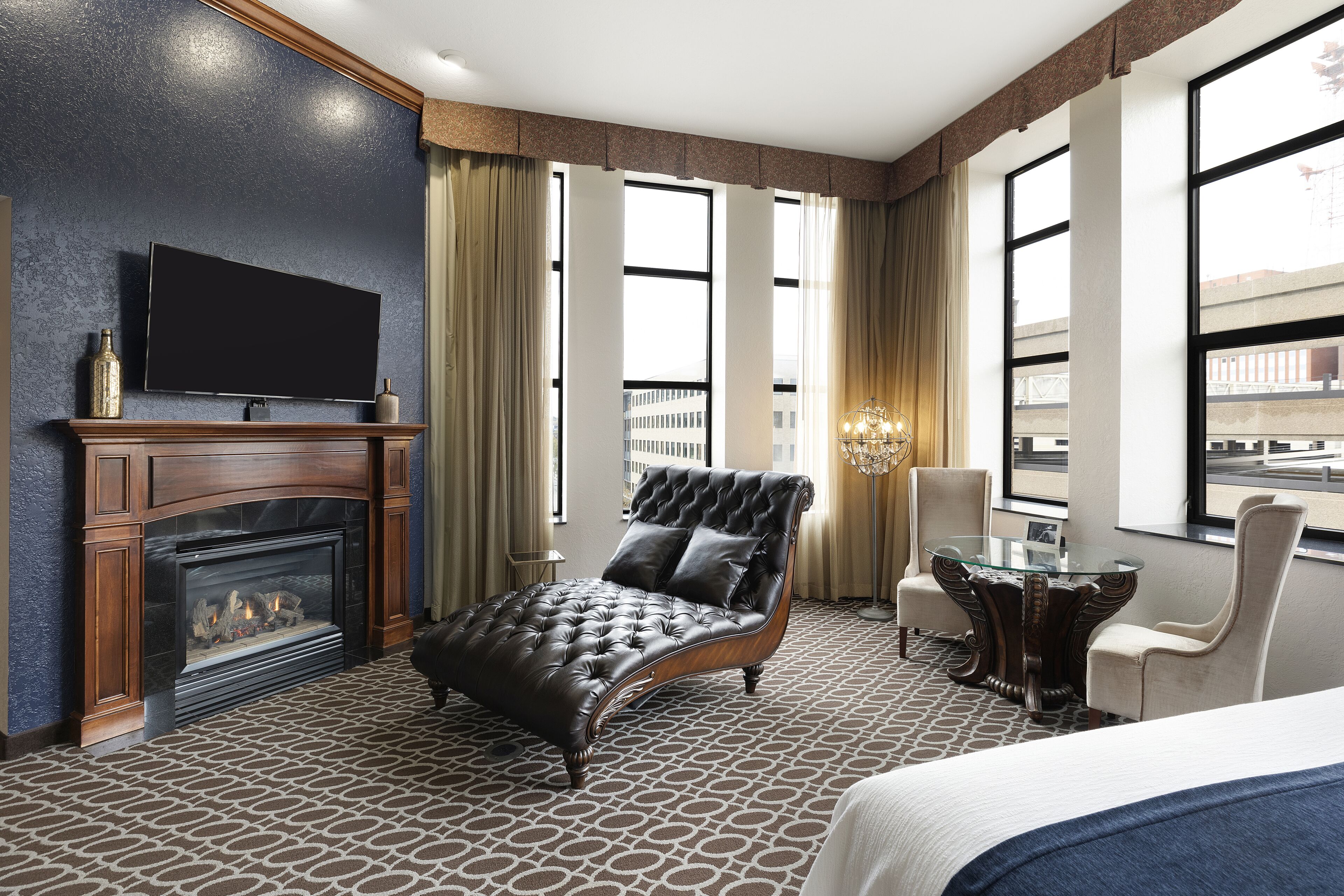 Frigobar, cofres nos quartos, escrivaninha, cortinas blackout