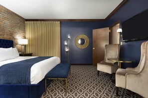 Superior Suite, 1 King Bed, Fireplace | Minibar, in-room safe, desk, blackout drapes - Des Lux Hotel (Des Moines)