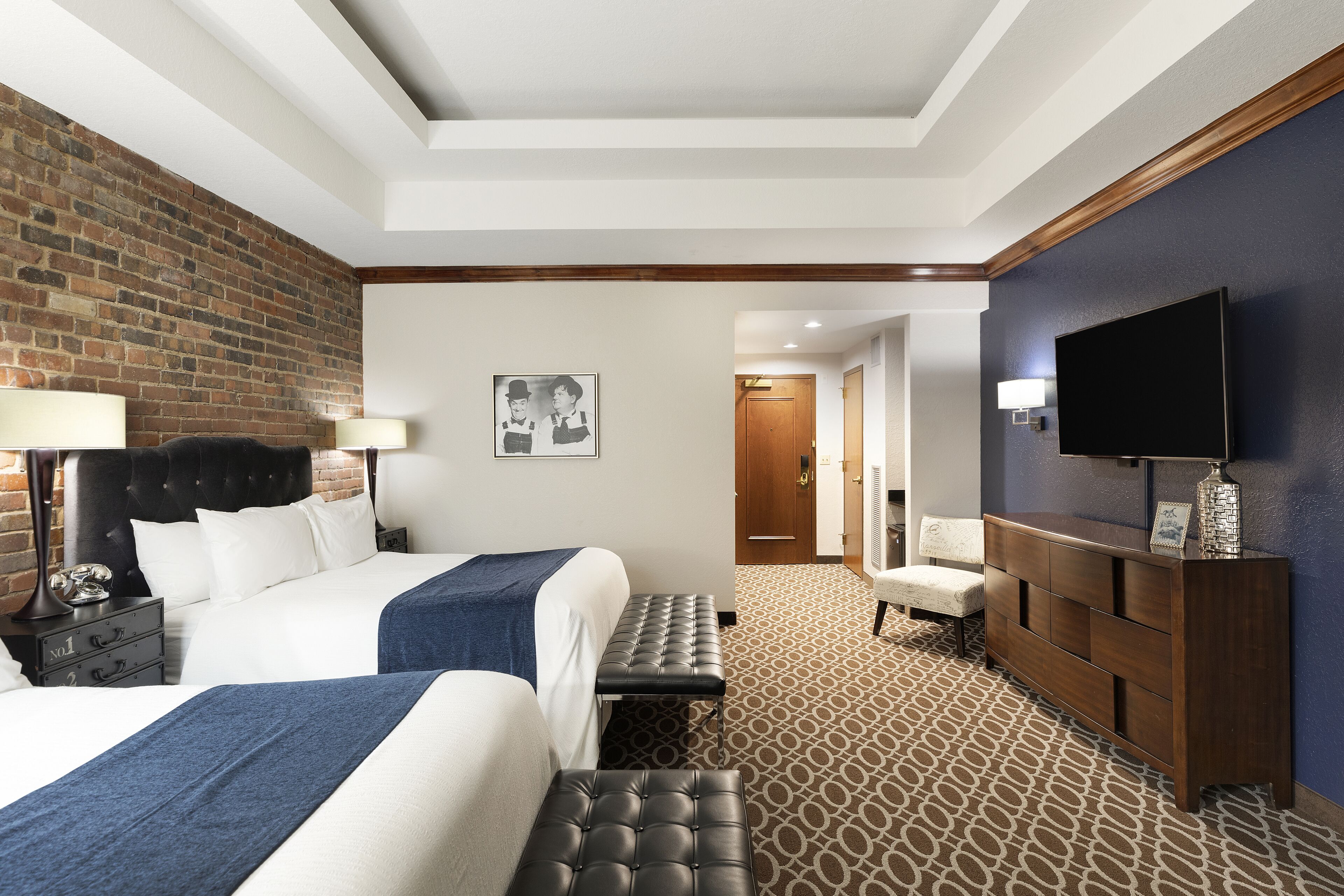 ميني بار وخزنة داخل الغرفة ومكتب وستائر تعتيم